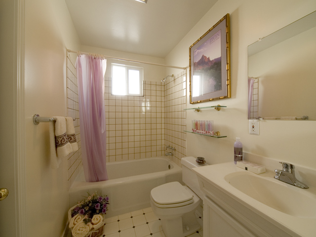 Bathroom Picture - 1014 16th Ave, Redwood City 94063 Bathroom picture - 1014 16th Ave, Redwood City 94063