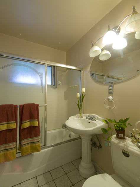 Bath  picture - 1155 Cypress St, East Palo Alto 94303