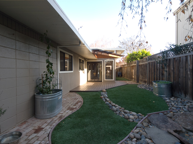Side Yard  picture - 717 De Soto Dr, Palo Alto 94303
