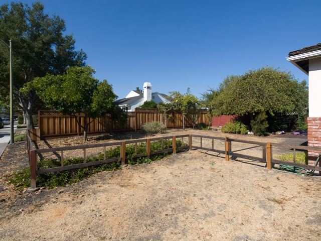 Yard picture - 3070 Middlefield Rd, Palo Alto 94306