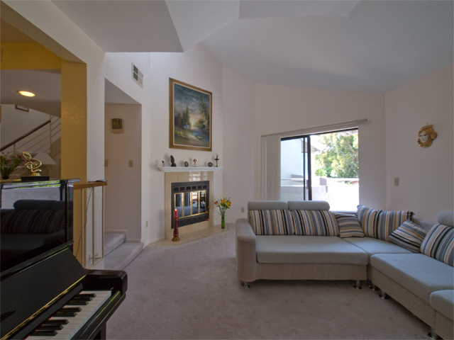 Living picture - 3073 Middlefield Rd, Unit 202, Palo Alto 94306
