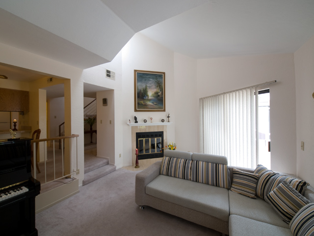 Living picture - 3073 Middlefield Rd, Unit 202, Palo Alto 94306