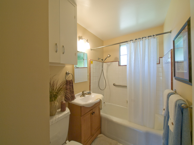 Bath picture - 2334 Santa Ana St, Palo Alto 94303