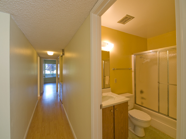 Hall Bath  picture - 2452 W Bayshore Rd, Unit 7, Palo Alto 94303