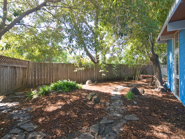 Side Yard  picture - 215 Whitclem Dr, Palo Alto 94306