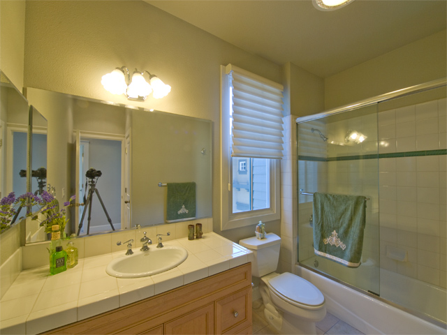 Bath picture - 4105 Wisteria Ln, Palo Alto 94306