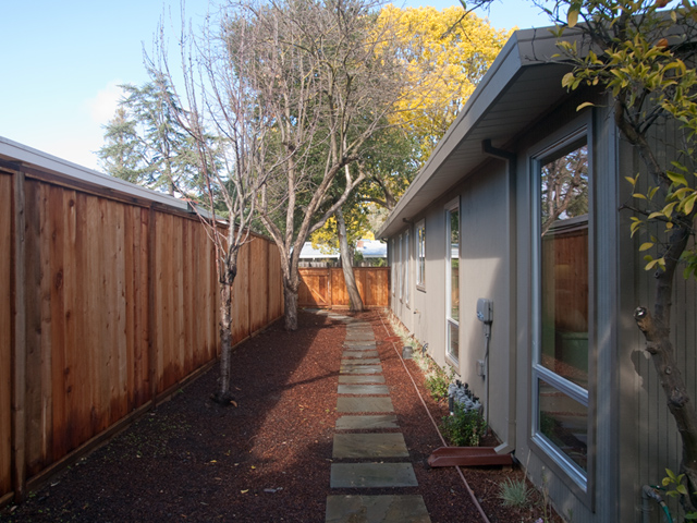 Sideyard picture - 371 Carolina Ln, Palo Alto 94306