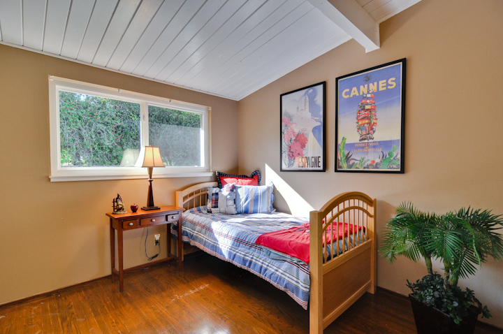 Bedroom 1 picture - 935 Dennis Dr, Palo Alto 94303