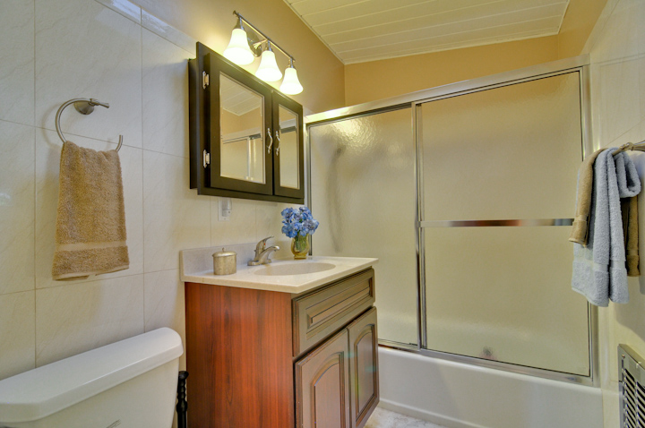 Master Bathroom picture - 935 Dennis Dr, Palo Alto 94303