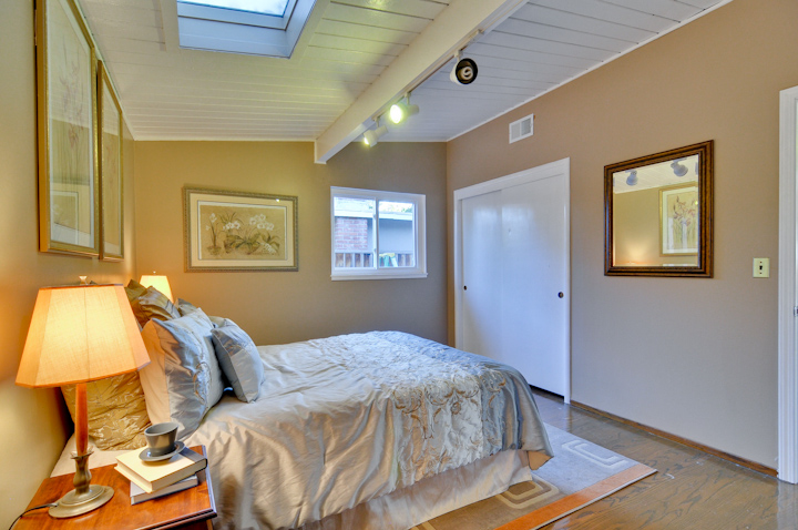Master Bedroom picture - 935 Dennis Dr, Palo Alto 94303