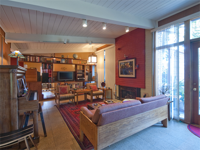 Living Room picture - 930 Los Robles Ave, Palo Alto 94306