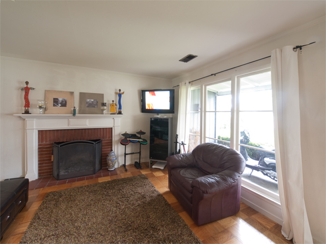Living Room picture - 4049 Middlefield Rd, Palo Alto 94303