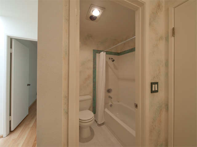 Upstairs Bath (A) picture - 125 Ortega Ave, Mountain View 94040