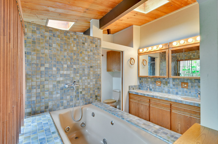 Master Bathroom picture - 281 Carolina Ln, Palo Alto 94306