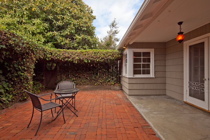 Side Yard picture - 767 Coastland Dr, Palo Alto 94303
