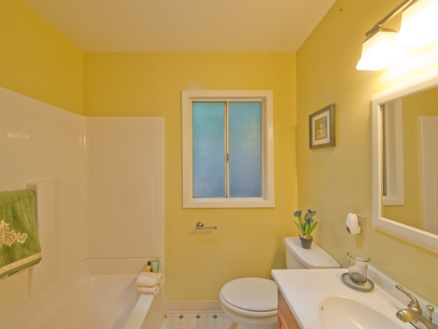 Bathroom (B) Picture - 4257 Los Palos Ave, Palo Alto 94306 Bathroom (B) picture - 4257 Los Palos Ave, Palo Alto 94306