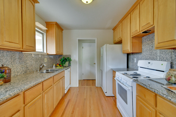 Kitchen - 641 Marion Ave, Palo Alto 94301