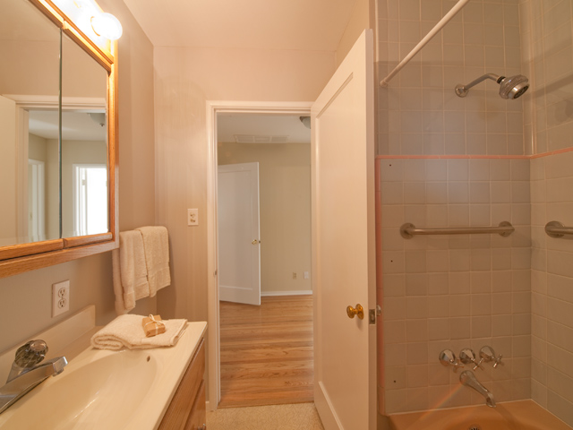 Bath picture - 4080 Park Blvd, Palo Alto 94306