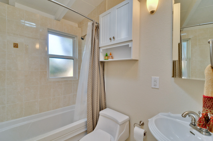 Bathroom picture - 3084 Stelling Dr, Palo Alto 94303
