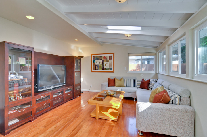 Family Room picture - 3084 Stelling Dr, Palo Alto 94303