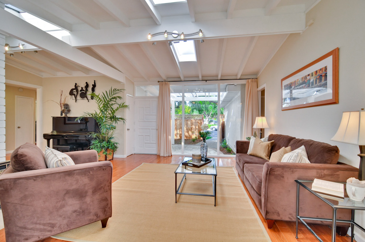 Living Room picture - 3084 Stelling Dr, Palo Alto 94303