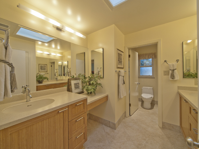 Bathroom 2 picture - 709 Charleston Ct, Palo Alto 94303