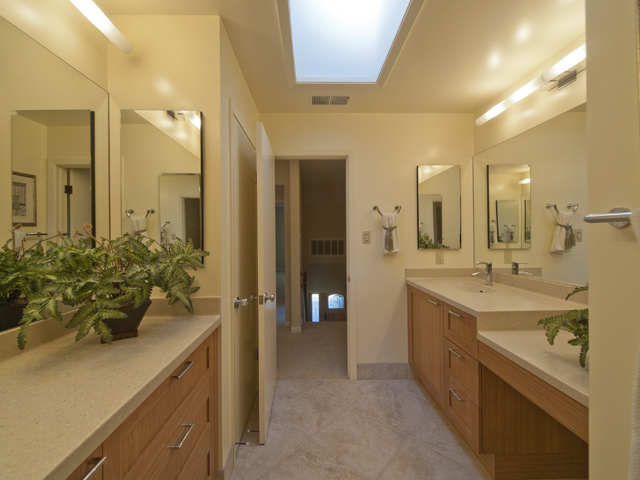 Bathroom 2 picture - 709 Charleston Ct, Palo Alto 94303