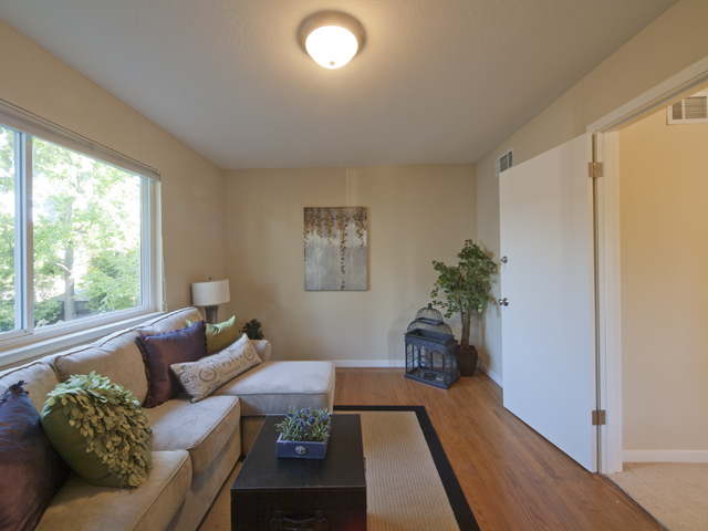 Sitting Room picture - 709 Charleston Ct, Palo Alto 94303