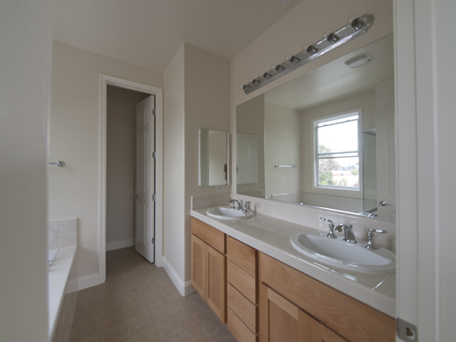 Bathroom 1 picture - 1181 Glin Terrace, Unit 27, Sunnyvale 94089