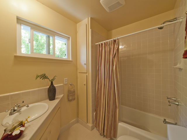 Bath 1 picture - 2131 Hanover St, Palo Alto 94306