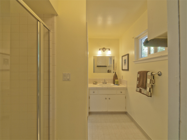 Bath 2 picture - 2131 Hanover St, Palo Alto 94306