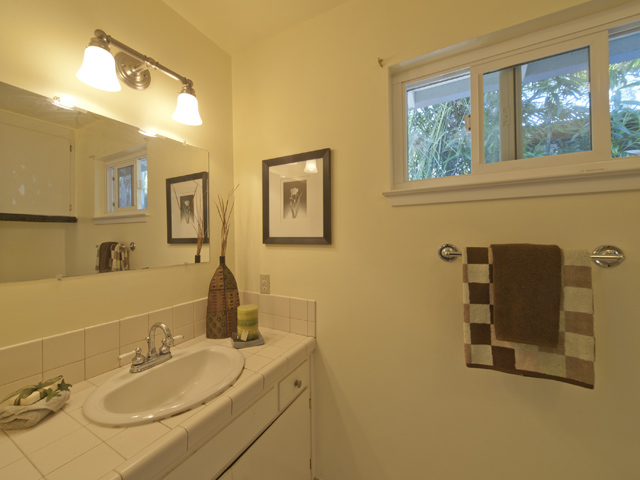 Bath 2 picture - 2131 Hanover St, Palo Alto 94306