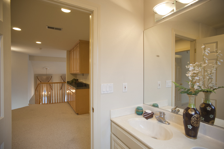 Upstairs Bath (B) picture - 10577 Johansen Dr, Cupertino 95014