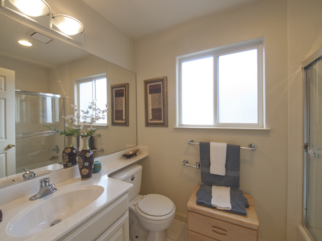 Upstairs Bath (C) picture - 10577 Johansen Dr, Cupertino 95014