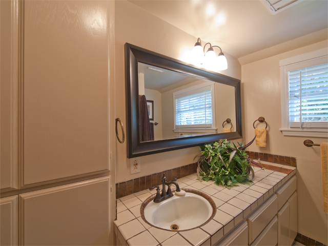 Bath 1 picture - 724 San Carlos Ct, Palo Alto 94306