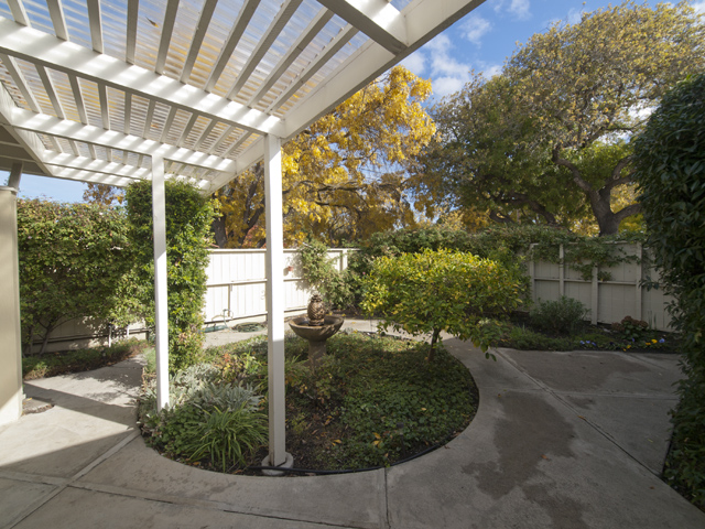 Courtyard picture - 3197 Stelling Dr, Palo Alto 94303