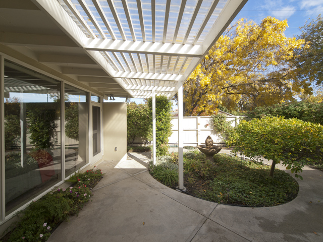 Courtyard picture - 3197 Stelling Dr, Palo Alto 94303