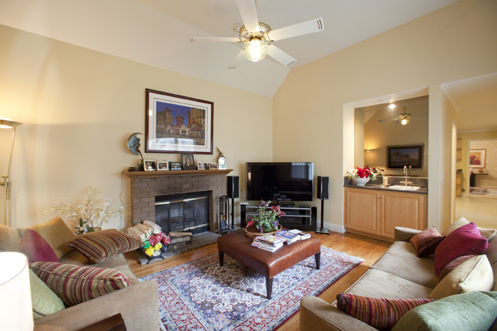 Family Room picture - 553 Suzanne Ct, Palo Alto 94306