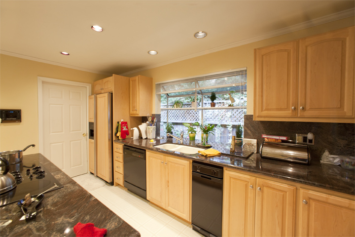 Kitchen picture - 553 Suzanne Ct, Palo Alto 94306