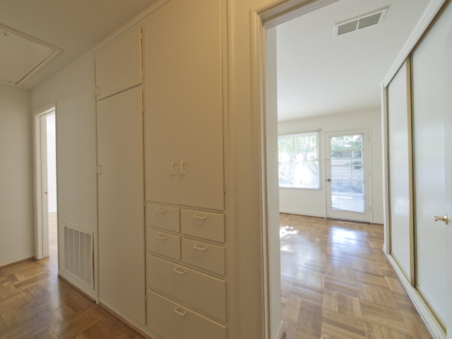 Hallway picture - 144 Walter Hays Dr, Palo Alto 94303