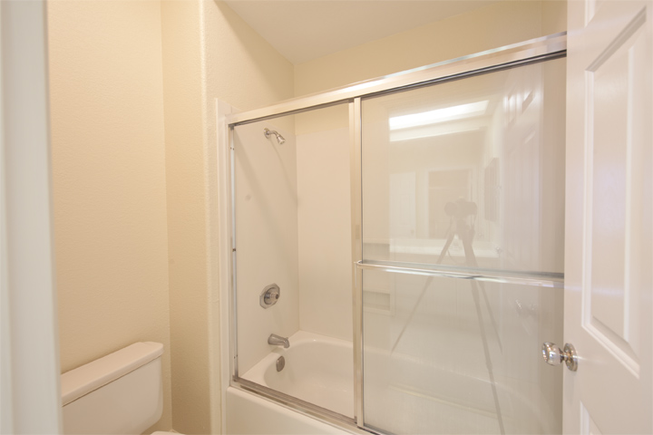 Jack N Jill Bath (B) picture - 10 Dockside Cir, Redwood Shores 94065