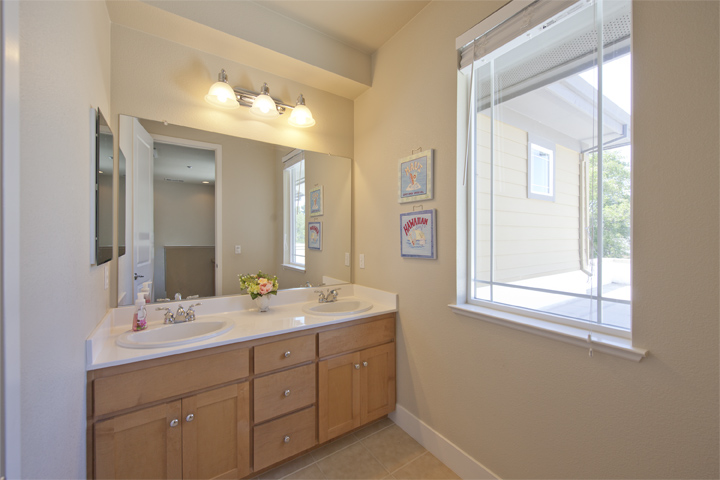 Upstairs Bath picture - 3728 Feather Ln, Palo Alto 94303