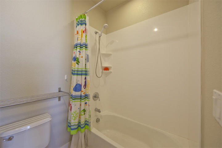 Upstairs Bath picture - 3728 Feather Ln, Palo Alto 94303