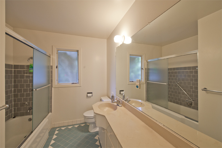 Bathroom 2 picture - 554 Hilbar Ln, Palo Alto