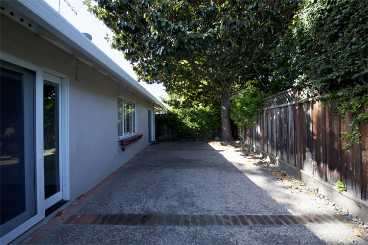 Side Patio picture - 554 Hilbar Ln, Palo Alto