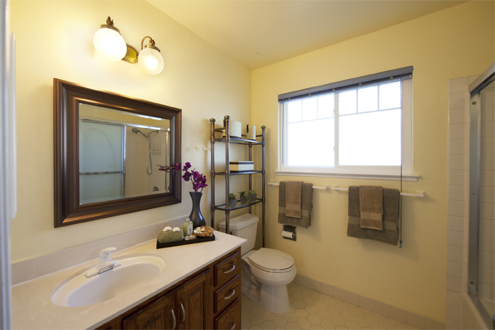 Upstairs Bath (A) picture - 6502 Mcabee Rd, San Jose 95120