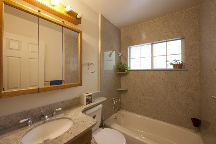 Bathroom 2 picture - 3470 Middlefield Rd, Palo Alto
