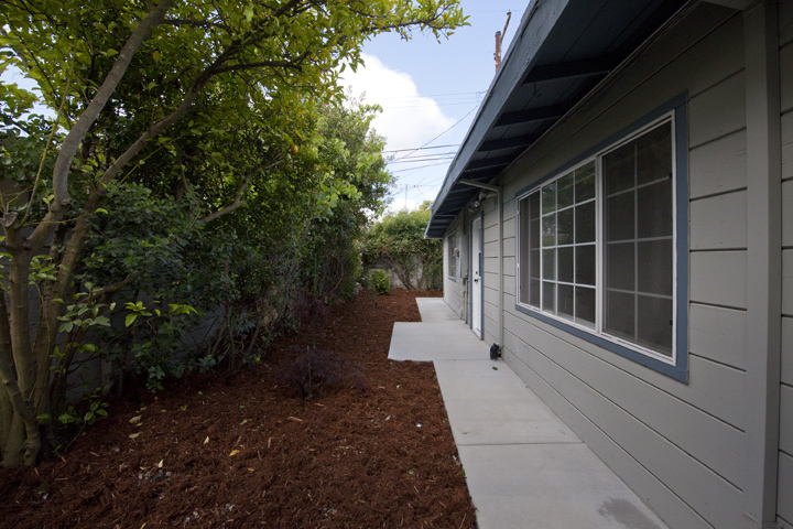Side Yard picture - 3470 Middlefield Rd, Palo Alto