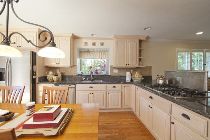 Kitchen (C) picture - 7960 Sunderland Dr, Cupertino 95014