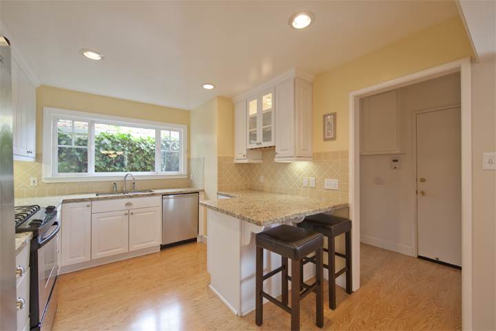830 Tulane Dr - Kitchen